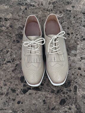 Classic Women’s Kiltie Lace-Up Brogues platform in Beige